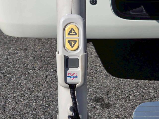 ハイエースバン 福祉車両 Bタイプ 車いす2基積み仕様車 10人乗り 純正ストレッチャー固定装置 電動スライドドア 電動サイドステップ 電動格納ミラー クリアランスソナー ルーフサイドウインドウ ワンオーナー(6枚目)