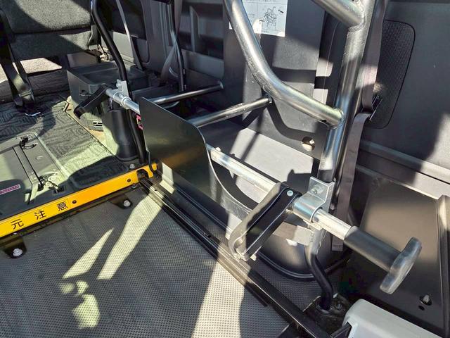 ハイエースバン 福祉車両 Bタイプ 車いす2基積み仕様車 10人乗り 純正ストレッチャー固定装置 電動スライドドア 電動サイドステップ 電動格納ミラー クリアランスソナー ルーフサイドウインドウ ワンオーナー(8枚目)