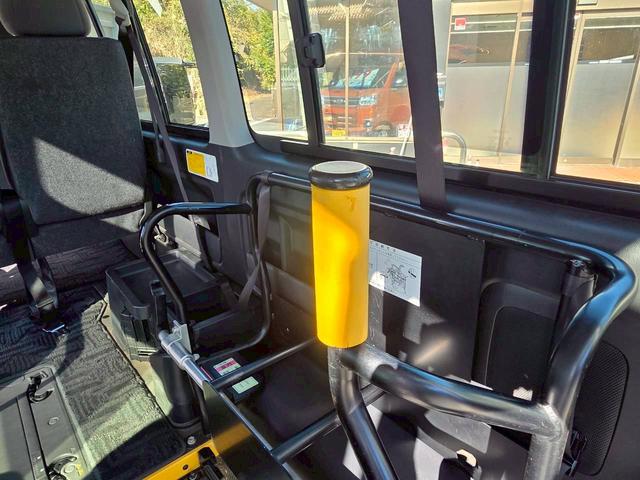 ハイエースバン 福祉車両 Bタイプ 車いす2基積み仕様車 10人乗り 純正ストレッチャー固定装置 電動スライドドア 電動サイドステップ 電動格納ミラー クリアランスソナー ルーフサイドウインドウ ワンオーナー(9枚目)