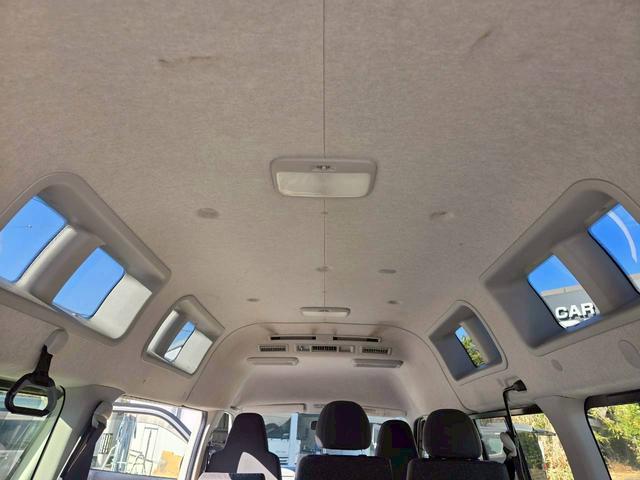 ハイエースバン 福祉車両 Bタイプ 車いす2基積み仕様車 10人乗り 純正ストレッチャー固定装置 電動スライドドア 電動サイドステップ 電動格納ミラー クリアランスソナー ルーフサイドウインドウ ワンオーナー(10枚目)