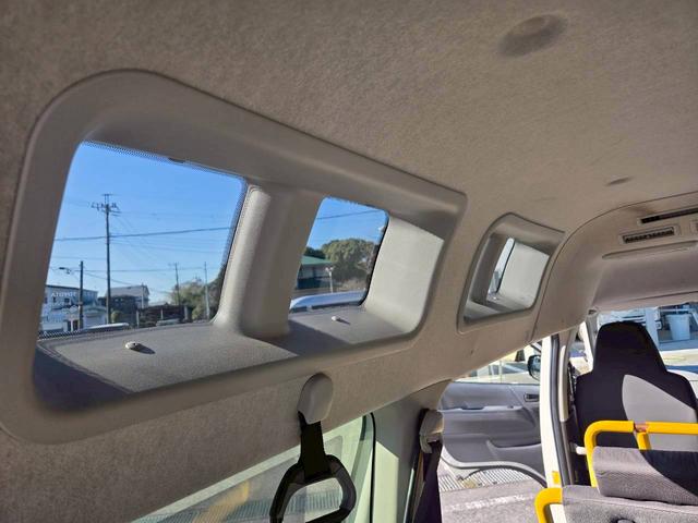 ハイエースバン 福祉車両 Bタイプ 車いす2基積み仕様車 10人乗り 純正ストレッチャー固定装置 電動スライドドア 電動サイドステップ 電動格納ミラー クリアランスソナー ルーフサイドウインドウ ワンオーナー(12枚目)