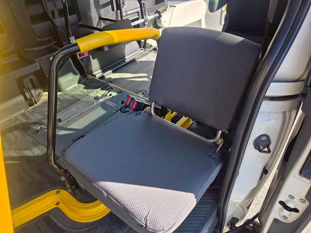 ハイエースバン 福祉車両 Bタイプ 車いす2基積み仕様車 10人乗り 純正ストレッチャー固定装置 電動スライドドア 電動サイドステップ 電動格納ミラー クリアランスソナー ルーフサイドウインドウ ワンオーナー(14枚目)