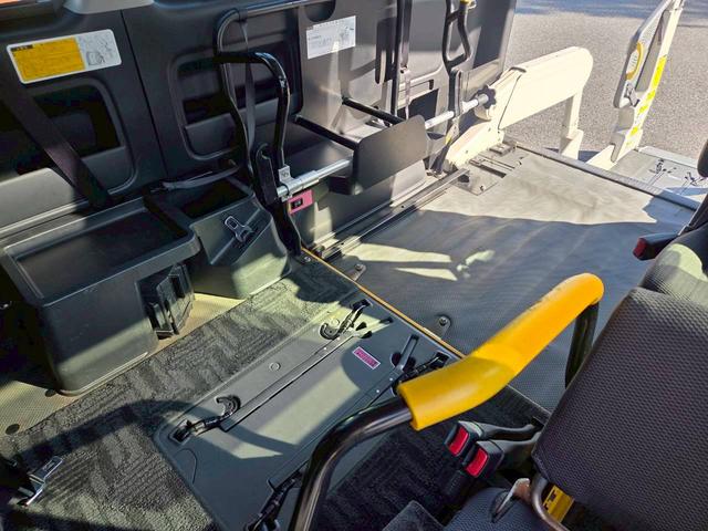 ハイエースバン 福祉車両 Bタイプ 車いす2基積み仕様車 10人乗り 純正ストレッチャー固定装置 電動スライドドア 電動サイドステップ 電動格納ミラー クリアランスソナー ルーフサイドウインドウ ワンオーナー(15枚目)