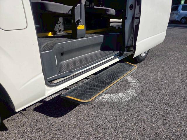 ハイエースバン 福祉車両 Bタイプ 車いす2基積み仕様車 10人乗り 純正ストレッチャー固定装置 電動スライドドア 電動サイドステップ 電動格納ミラー クリアランスソナー ルーフサイドウインドウ ワンオーナー(16枚目)