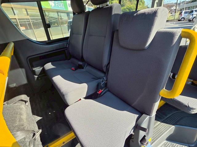 ハイエースバン 福祉車両 Bタイプ 車いす2基積み仕様車 10人乗り 純正ストレッチャー固定装置 電動スライドドア 電動サイドステップ 電動格納ミラー クリアランスソナー ルーフサイドウインドウ ワンオーナー(17枚目)