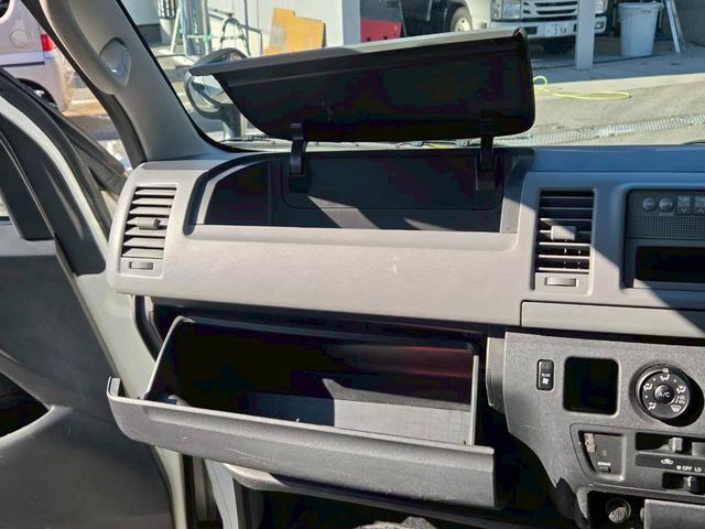 ハイエースバン 福祉車両 Bタイプ 車いす2基積み仕様車 10人乗り 純正ストレッチャー固定装置 電動スライドドア 電動サイドステップ 電動格納ミラー クリアランスソナー ルーフサイドウインドウ ワンオーナー(21枚目)