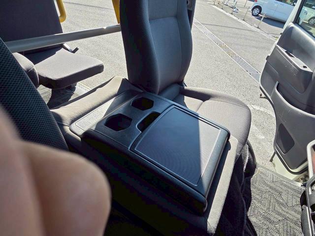 ハイエースバン 福祉車両 Bタイプ 車いす2基積み仕様車 10人乗り 純正ストレッチャー固定装置 電動スライドドア 電動サイドステップ 電動格納ミラー クリアランスソナー ルーフサイドウインドウ ワンオーナー(24枚目)