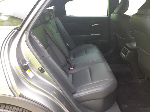 クラウンクロスオーバー 4WD Gアドバンスドレザーパッケージ 新品タイヤ/保証書/ディスプレイオーディオ/デジタルインナーミラー/衝突安全装置/シートヒーター 前席/全方位モニター/車線逸脱防止支援システム/シート 合皮/ヘッドランプ LED/USBジャック(5枚目)