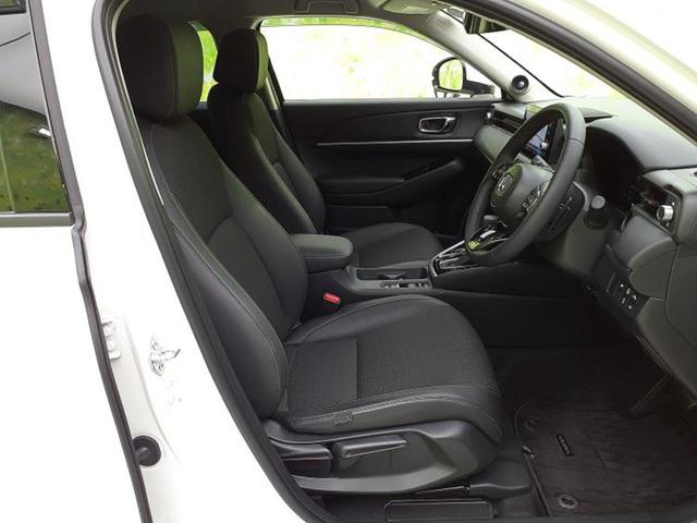 ヴェゼル ｅＨＥＶ　Ｚ　保証書／純正　ＳＤナビ／衝突安全装置／シートヒーター／全方位モニター／車線逸脱防止支援システム／シート　ハーフレザー／電動バックドア／ドライブレコーダー　前後／ヘッドランプ　ＬＥＤ／ＵＳＢジャック（4枚目）