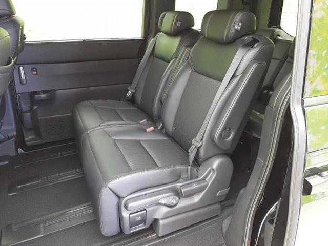 ステップワゴン スパーダ　保証書／純正　１１インチ　ＳＤナビ／フリップダウンモニター　純正　１２．８インチ／衝突安全装置／両側電動スライドドア／車線逸脱防止支援システム／シート　ハーフレザー／電動バックドア　バックカメラ（8枚目）