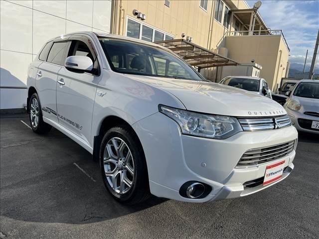 アウトランダーＰＨＥＶ Ｇプレミアムパッケージ☆４ＷＤ☆走行１．６万☆試乗できます☆　☆４ＷＤ☆ナビ☆Ｂｌｕｅｔｏｏｔｈ☆サイド／バックカメラ☆フリップダウンモニター☆レーダークルーズ☆衝突軽減ブレーキ☆キセノン＋オートライト☆前席シートヒーター☆黒革シート☆走行１．６万☆試乗ＯＫ☆（4枚目）