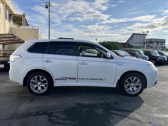 アウトランダーＰＨＥＶ Ｇプレミアムパッケージ☆４ＷＤ☆走行１．６万☆試乗できます☆　☆４ＷＤ☆ナビ☆Ｂｌｕｅｔｏｏｔｈ☆サイド／バックカメラ☆フリップダウンモニター☆レーダークルーズ☆衝突軽減ブレーキ☆キセノン＋オートライト☆前席シートヒーター☆黒革シート☆走行１．６万☆試乗ＯＫ☆（5枚目）