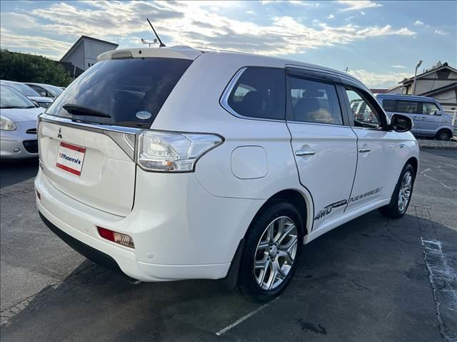 アウトランダーＰＨＥＶ Ｇプレミアムパッケージ☆４ＷＤ☆走行１．６万☆試乗できます☆　☆４ＷＤ☆ナビ☆Ｂｌｕｅｔｏｏｔｈ☆サイド／バックカメラ☆フリップダウンモニター☆レーダークルーズ☆衝突軽減ブレーキ☆キセノン＋オートライト☆前席シートヒーター☆黒革シート☆走行１．６万☆試乗ＯＫ☆（6枚目）