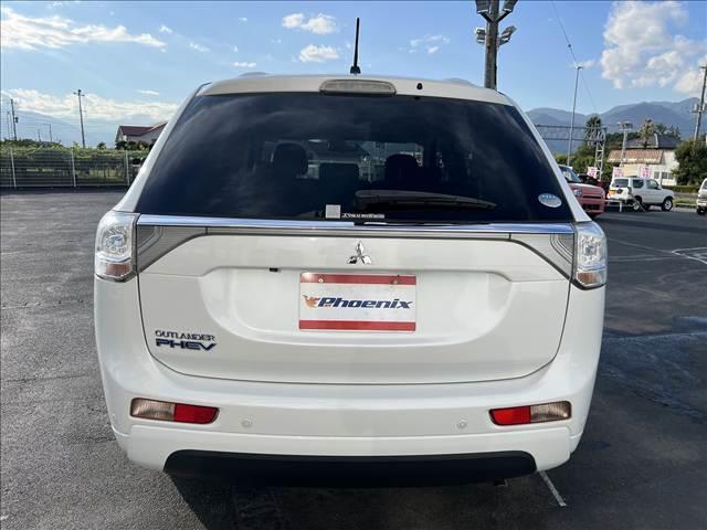 アウトランダーＰＨＥＶ Ｇプレミアムパッケージ☆４ＷＤ☆走行１．６万☆試乗できます☆　☆４ＷＤ☆ナビ☆Ｂｌｕｅｔｏｏｔｈ☆サイド／バックカメラ☆フリップダウンモニター☆レーダークルーズ☆衝突軽減ブレーキ☆キセノン＋オートライト☆前席シートヒーター☆黒革シート☆走行１．６万☆試乗ＯＫ☆（7枚目）