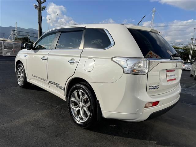 アウトランダーＰＨＥＶ Ｇプレミアムパッケージ☆４ＷＤ☆走行１．６万☆試乗できます☆　☆４ＷＤ☆ナビ☆Ｂｌｕｅｔｏｏｔｈ☆サイド／バックカメラ☆フリップダウンモニター☆レーダークルーズ☆衝突軽減ブレーキ☆キセノン＋オートライト☆前席シートヒーター☆黒革シート☆走行１．６万☆試乗ＯＫ☆（8枚目）