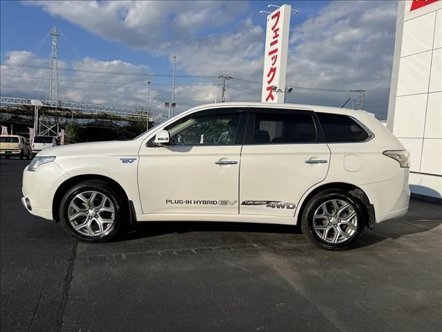 アウトランダーＰＨＥＶ Ｇプレミアムパッケージ☆４ＷＤ☆走行１．６万☆試乗できます☆　☆４ＷＤ☆ナビ☆Ｂｌｕｅｔｏｏｔｈ☆サイド／バックカメラ☆フリップダウンモニター☆レーダークルーズ☆衝突軽減ブレーキ☆キセノン＋オートライト☆前席シートヒーター☆黒革シート☆走行１．６万☆試乗ＯＫ☆（9枚目）