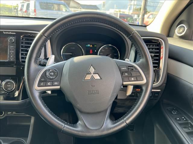 アウトランダーＰＨＥＶ Ｇプレミアムパッケージ☆４ＷＤ☆走行１．６万☆試乗できます☆　☆４ＷＤ☆ナビ☆Ｂｌｕｅｔｏｏｔｈ☆サイド／バックカメラ☆フリップダウンモニター☆レーダークルーズ☆衝突軽減ブレーキ☆キセノン＋オートライト☆前席シートヒーター☆黒革シート☆走行１．６万☆試乗ＯＫ☆（11枚目）