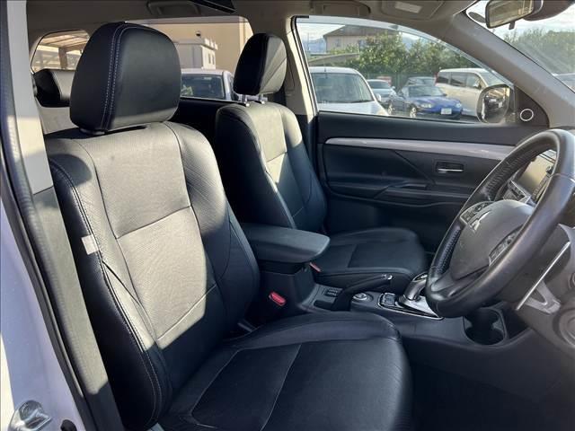アウトランダーＰＨＥＶ Ｇプレミアムパッケージ☆４ＷＤ☆走行１．６万☆試乗できます☆　☆４ＷＤ☆ナビ☆Ｂｌｕｅｔｏｏｔｈ☆サイド／バックカメラ☆フリップダウンモニター☆レーダークルーズ☆衝突軽減ブレーキ☆キセノン＋オートライト☆前席シートヒーター☆黒革シート☆走行１．６万☆試乗ＯＫ☆（13枚目）