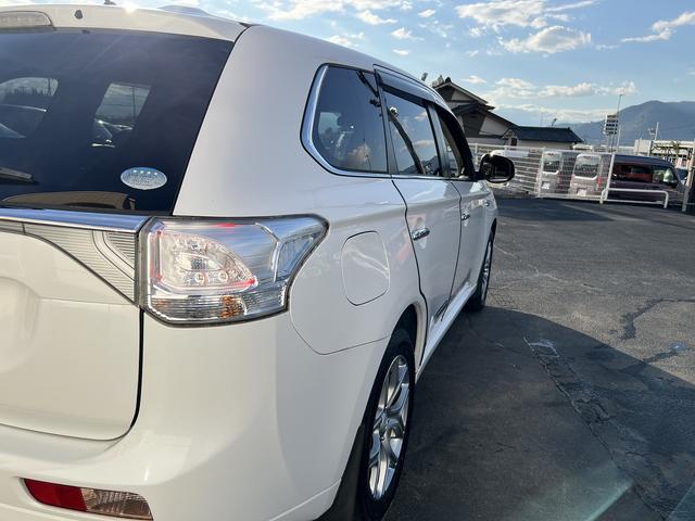 アウトランダーＰＨＥＶ Ｇプレミアムパッケージ☆４ＷＤ☆走行１．６万☆試乗できます☆　☆４ＷＤ☆ナビ☆Ｂｌｕｅｔｏｏｔｈ☆サイド／バックカメラ☆フリップダウンモニター☆レーダークルーズ☆衝突軽減ブレーキ☆キセノン＋オートライト☆前席シートヒーター☆黒革シート☆走行１．６万☆試乗ＯＫ☆（33枚目）
