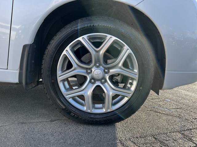 アウトランダーＰＨＥＶ Ｇプレミアムパッケージ☆４ＷＤ☆走行１．６万☆試乗できます☆　☆４ＷＤ☆ナビ☆Ｂｌｕｅｔｏｏｔｈ☆サイド／バックカメラ☆フリップダウンモニター☆レーダークルーズ☆衝突軽減ブレーキ☆キセノン＋オートライト☆前席シートヒーター☆黒革シート☆走行１．６万☆試乗ＯＫ☆（35枚目）