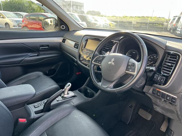アウトランダーＰＨＥＶ Ｇプレミアムパッケージ☆４ＷＤ☆走行１．６万☆試乗できます☆　☆４ＷＤ☆ナビ☆Ｂｌｕｅｔｏｏｔｈ☆サイド／バックカメラ☆フリップダウンモニター☆レーダークルーズ☆衝突軽減ブレーキ☆キセノン＋オートライト☆前席シートヒーター☆黒革シート☆走行１．６万☆試乗ＯＫ☆（43枚目）