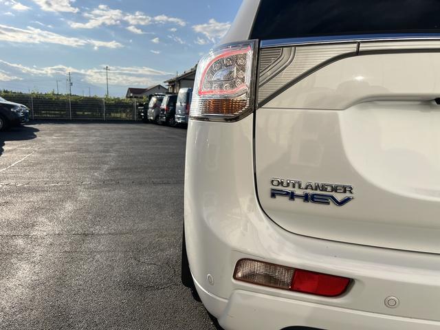 アウトランダーＰＨＥＶ Ｇプレミアムパッケージ☆４ＷＤ☆走行１．６万☆試乗できます☆　☆４ＷＤ☆ナビ☆Ｂｌｕｅｔｏｏｔｈ☆サイド／バックカメラ☆フリップダウンモニター☆レーダークルーズ☆衝突軽減ブレーキ☆キセノン＋オートライト☆前席シートヒーター☆黒革シート☆走行１．６万☆試乗ＯＫ☆（56枚目）