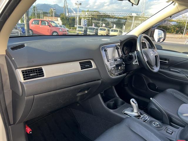 アウトランダーＰＨＥＶ Ｇプレミアムパッケージ☆４ＷＤ☆走行１．６万☆試乗できます☆　☆４ＷＤ☆ナビ☆Ｂｌｕｅｔｏｏｔｈ☆サイド／バックカメラ☆フリップダウンモニター☆レーダークルーズ☆衝突軽減ブレーキ☆キセノン＋オートライト☆前席シートヒーター☆黒革シート☆走行１．６万☆試乗ＯＫ☆（60枚目）