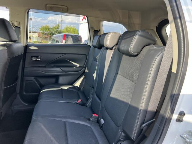 アウトランダーＰＨＥＶ Ｇプレミアムパッケージ☆４ＷＤ☆走行１．６万☆試乗できます☆　☆４ＷＤ☆ナビ☆Ｂｌｕｅｔｏｏｔｈ☆サイド／バックカメラ☆フリップダウンモニター☆レーダークルーズ☆衝突軽減ブレーキ☆キセノン＋オートライト☆前席シートヒーター☆黒革シート☆走行１．６万☆試乗ＯＫ☆（65枚目）