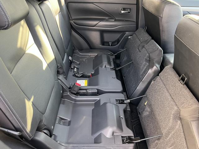 アウトランダーＰＨＥＶ Ｇプレミアムパッケージ☆４ＷＤ☆走行１．６万☆試乗できます☆　☆４ＷＤ☆ナビ☆Ｂｌｕｅｔｏｏｔｈ☆サイド／バックカメラ☆フリップダウンモニター☆レーダークルーズ☆衝突軽減ブレーキ☆キセノン＋オートライト☆前席シートヒーター☆黒革シート☆走行１．６万☆試乗ＯＫ☆（67枚目）