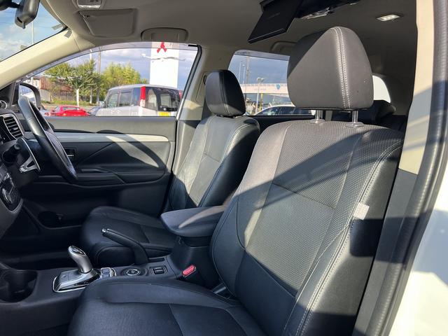 アウトランダーＰＨＥＶ Ｇプレミアムパッケージ☆４ＷＤ☆走行１．６万☆試乗できます☆　☆４ＷＤ☆ナビ☆Ｂｌｕｅｔｏｏｔｈ☆サイド／バックカメラ☆フリップダウンモニター☆レーダークルーズ☆衝突軽減ブレーキ☆キセノン＋オートライト☆前席シートヒーター☆黒革シート☆走行１．６万☆試乗ＯＫ☆（68枚目）