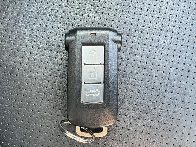 アウトランダーＰＨＥＶ Ｇプレミアムパッケージ☆４ＷＤ☆走行１．６万☆試乗できます☆　☆４ＷＤ☆ナビ☆Ｂｌｕｅｔｏｏｔｈ☆サイド／バックカメラ☆フリップダウンモニター☆レーダークルーズ☆衝突軽減ブレーキ☆キセノン＋オートライト☆前席シートヒーター☆黒革シート☆走行１．６万☆試乗ＯＫ☆（80枚目）