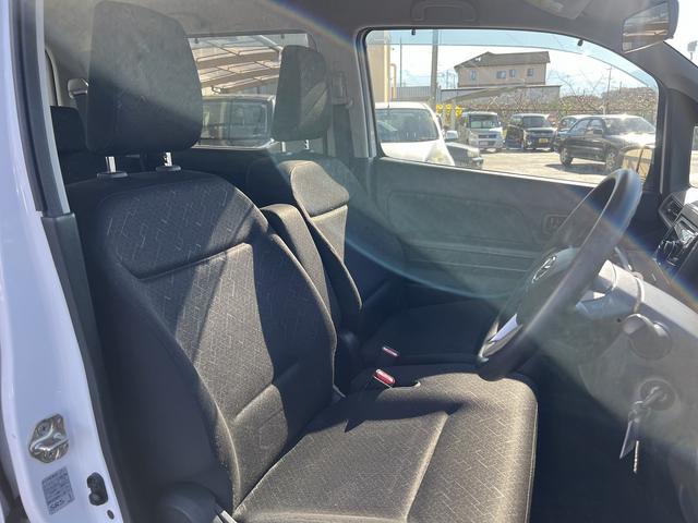 ☆純正オーディオ☆ＣＤ／ＡＵＸ／Ｂｌｕｅｔｏｏｔｈ／ＵＳＢ☆アイドリングストップ☆オートライト☆横滑り防止機能☆オートエアコン☆運転席シートヒーター☆電格ドアミラー☆キーレス☆走行２．８万☆試乗ＯＫ☆