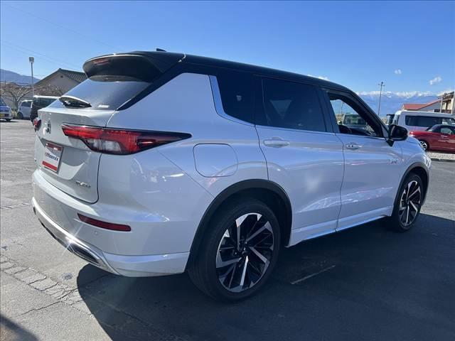 アウトランダーＰＨＥＶ Ｐ　マイパイロット☆４ＷＤ☆９インチナビ☆走行４．５万ｋｍ☆　☆４ＷＤ☆９インチナビ☆Ｂｌｕｅｔｏｏｔｈ☆マルチアラウンドモニター☆マイパイロット☆本革シート／パワーシート／メモリーシート／シートヒーター☆パワーバックドア☆ワイヤレス充電器☆ＬＥＤヘッドライト☆（6枚目）