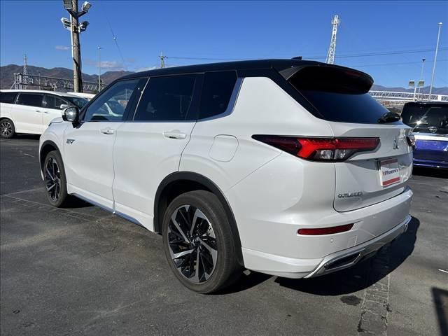 アウトランダーＰＨＥＶ Ｐ　マイパイロット☆４ＷＤ☆９インチナビ☆走行４．５万ｋｍ☆　☆４ＷＤ☆９インチナビ☆Ｂｌｕｅｔｏｏｔｈ☆マルチアラウンドモニター☆マイパイロット☆本革シート／パワーシート／メモリーシート／シートヒーター☆パワーバックドア☆ワイヤレス充電器☆ＬＥＤヘッドライト☆（8枚目）