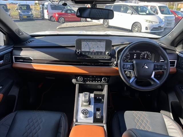 アウトランダーＰＨＥＶ Ｐ　マイパイロット☆４ＷＤ☆９インチナビ☆走行４．５万ｋｍ☆　☆４ＷＤ☆９インチナビ☆Ｂｌｕｅｔｏｏｔｈ☆マルチアラウンドモニター☆マイパイロット☆本革シート／パワーシート／メモリーシート／シートヒーター☆パワーバックドア☆ワイヤレス充電器☆ＬＥＤヘッドライト☆（10枚目）