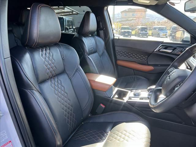 アウトランダーＰＨＥＶ Ｐ　マイパイロット☆４ＷＤ☆９インチナビ☆走行４．５万ｋｍ☆　☆４ＷＤ☆９インチナビ☆Ｂｌｕｅｔｏｏｔｈ☆マルチアラウンドモニター☆マイパイロット☆本革シート／パワーシート／メモリーシート／シートヒーター☆パワーバックドア☆ワイヤレス充電器☆ＬＥＤヘッドライト☆（11枚目）