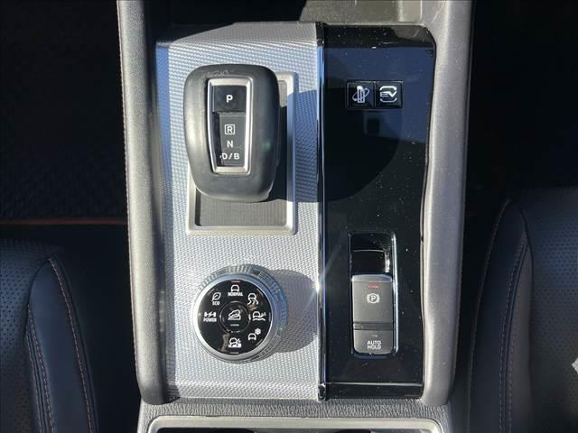 アウトランダーＰＨＥＶ Ｐ　マイパイロット☆４ＷＤ☆９インチナビ☆走行４．５万ｋｍ☆　☆４ＷＤ☆９インチナビ☆Ｂｌｕｅｔｏｏｔｈ☆マルチアラウンドモニター☆マイパイロット☆本革シート／パワーシート／メモリーシート／シートヒーター☆パワーバックドア☆ワイヤレス充電器☆ＬＥＤヘッドライト☆（17枚目）