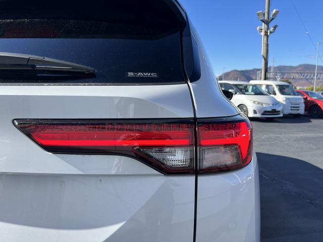 アウトランダーＰＨＥＶ Ｐ　マイパイロット☆４ＷＤ☆９インチナビ☆走行４．５万ｋｍ☆　☆４ＷＤ☆９インチナビ☆Ｂｌｕｅｔｏｏｔｈ☆マルチアラウンドモニター☆マイパイロット☆本革シート／パワーシート／メモリーシート／シートヒーター☆パワーバックドア☆ワイヤレス充電器☆ＬＥＤヘッドライト☆（50枚目）