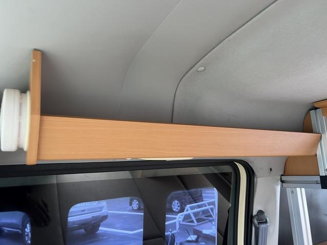 ドミンゴ ＧＶ－Ｒ☆４ＷＤ☆キャンピング／レトロバス仕様☆ＥＴＣ☆　☆４ＷＤ☆レトロバス仕様☆２トーンカラー☆キャンピング仕様／ベットキット／インバーター／ＦＦヒーター／シンク／収納棚／リアカーテン／コンセント☆ナビ☆ＴＶ☆Ｂｌｕｅｔｏｏｔｈ☆バックカメラ☆ＥＴＣ☆（22枚目）