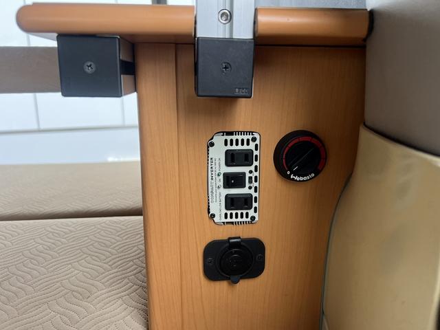 ドミンゴ ＧＶ－Ｒ☆４ＷＤ☆キャンピング／レトロバス仕様☆ＥＴＣ☆　☆４ＷＤ☆レトロバス仕様☆２トーンカラー☆キャンピング仕様／ベットキット／インバーター／ＦＦヒーター／シンク／収納棚／リアカーテン／コンセント☆ナビ☆ＴＶ☆Ｂｌｕｅｔｏｏｔｈ☆バックカメラ☆ＥＴＣ☆（39枚目）