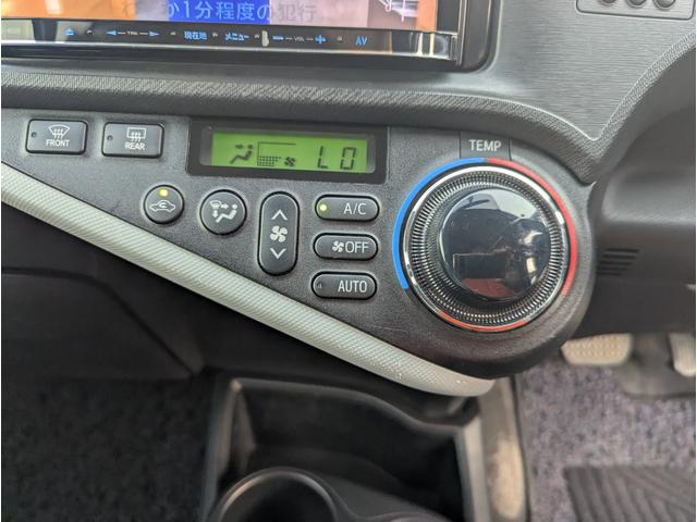 アクア Ｓ　禁煙車　記録簿　プッシュスタートスマートキー　ＢＬＵＥＴＯＯＴＨ　バックカメラ　フルセグテレビ　ナビ　ＨＩＤ　ＥＴＣ　ＤＶＤ　オートエアコン　オートライト　アルミホイール　ハイブリッド車（47枚目）