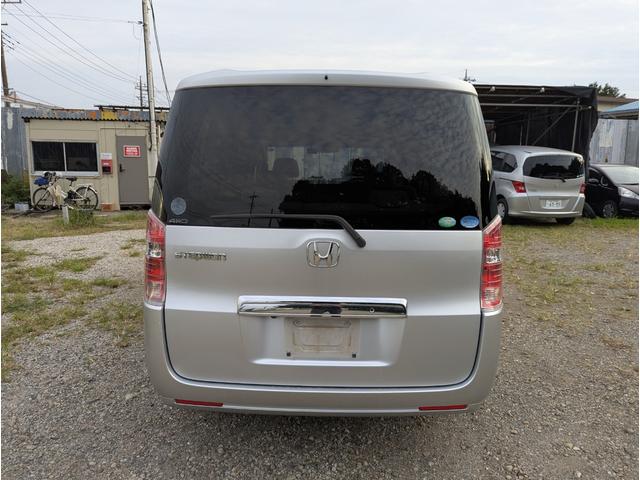 ステップワゴン Ｌ　４ＷＤ　禁煙車　バックカメラ　スマートキー　両側パワースライドドア　ナビ　テレビ　アルミホイール　ＥＴＣ　ＨＩＤ　ＡＢＳ　ドライブレコーダー　オートライト（10枚目）