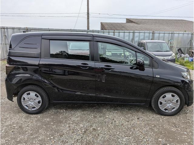 フリードスパイク Ｇ　禁煙車　ＢＬＵＥＴＯＯＴＨ　ナビ　テレビ　フルフラットシート　キーレスエントリー　ドライブレコーダー　ＥＴＣ　ＨＩＤ　衝突安全ボディ（7枚目）