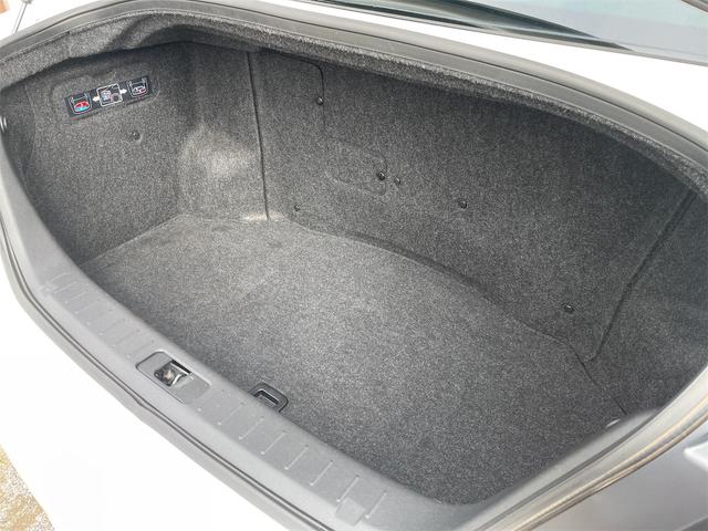 フーガハイブリッド ベースグレード　プレミアムインテリア　ＢＯＳＥサウンド　衝突軽減ブレーキ　車線逸脱防止　セミアニリン本革シート　シートエアコン　銀紛本木目パネル　アンビエントライト　コーナーセンサー　レーダークルーズ　ＥＴＣ（39枚目）