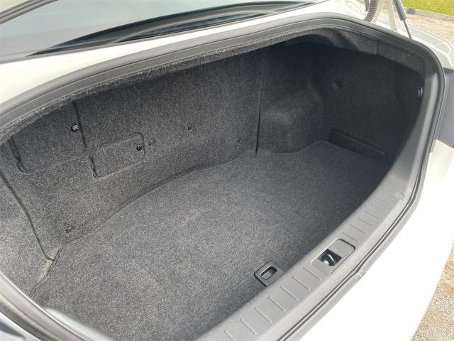 フーガハイブリッド ベースグレード　プレミアムインテリア　ＢＯＳＥサウンド　衝突軽減ブレーキ　車線逸脱防止　セミアニリン本革シート　シートエアコン　銀紛本木目パネル　アンビエントライト　コーナーセンサー　レーダークルーズ　ＥＴＣ（40枚目）