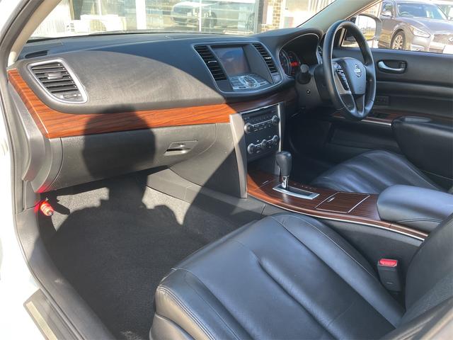 ティアナ ２５０ＸＶ　ＯＰベンチレーション付き黒本革シート　サイド＆バックカメラ　純正ナビ　フルセグＴＶ　ＥＴＣ　２メモリー付パワーシート　電動オットマン　リバース連動ドアミラー　ＵＳＢ＆ＶＴＲ端子　木目調パネル（23枚目）