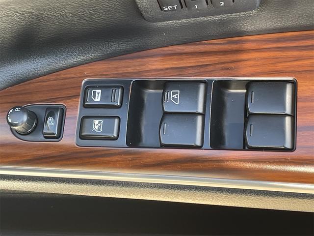 ティアナ ２５０ＸＶ　ＯＰベンチレーション付き黒本革シート　サイド＆バックカメラ　純正ナビ　フルセグＴＶ　ＥＴＣ　２メモリー付パワーシート　電動オットマン　リバース連動ドアミラー　ＵＳＢ＆ＶＴＲ端子　木目調パネル（36枚目）