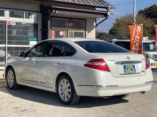 ティアナ ２５０ＸＶ　ＯＰベンチレーション付き黒本革シート　サイド＆バックカメラ　純正ナビ　フルセグＴＶ　ＥＴＣ　２メモリー付パワーシート　電動オットマン　リバース連動ドアミラー　ＵＳＢ＆ＶＴＲ端子　木目調パネル（45枚目）