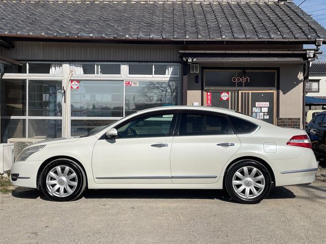 ティアナ ２５０ＸＶ　ＯＰベンチレーション付き黒本革シート　サイド＆バックカメラ　純正ナビ　フルセグＴＶ　ＥＴＣ　２メモリー付パワーシート　電動オットマン　リバース連動ドアミラー　ＵＳＢ＆ＶＴＲ端子　木目調パネル（49枚目）