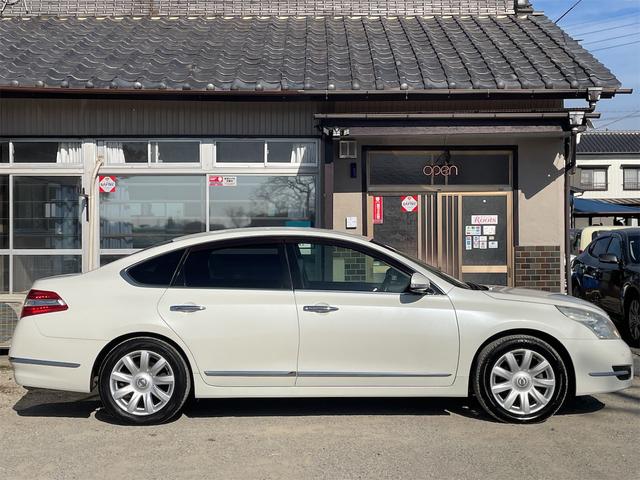 ティアナ ２５０ＸＶ　ＯＰベンチレーション付き黒本革シート　サイド＆バックカメラ　純正ナビ　フルセグＴＶ　ＥＴＣ　２メモリー付パワーシート　電動オットマン　リバース連動ドアミラー　ＵＳＢ＆ＶＴＲ端子　木目調パネル（50枚目）